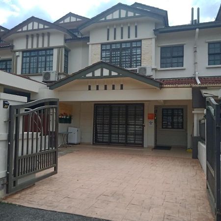 Cosy P6 Homestay Puchong Exteriör bild